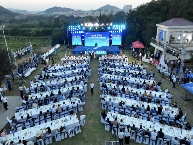 8月14日，2023第七屆青島華東國際干白節(jié)暨首屆暢飲白花節(jié)活動(dòng)在華東百利酒莊舉行。此次活動(dòng)由中國酒業(yè)協(xié)會(huì)葡萄酒分會(huì)、中國國際商會(huì)青島商會(huì)等單位主辦，華東公司及嶗礦公司承辦，除了蓬萊、寧夏產(chǎn)區(qū)國產(chǎn)干白品牌外，還吸引德國、智利等10多個(gè)國際品牌參會(huì)(1).jpg